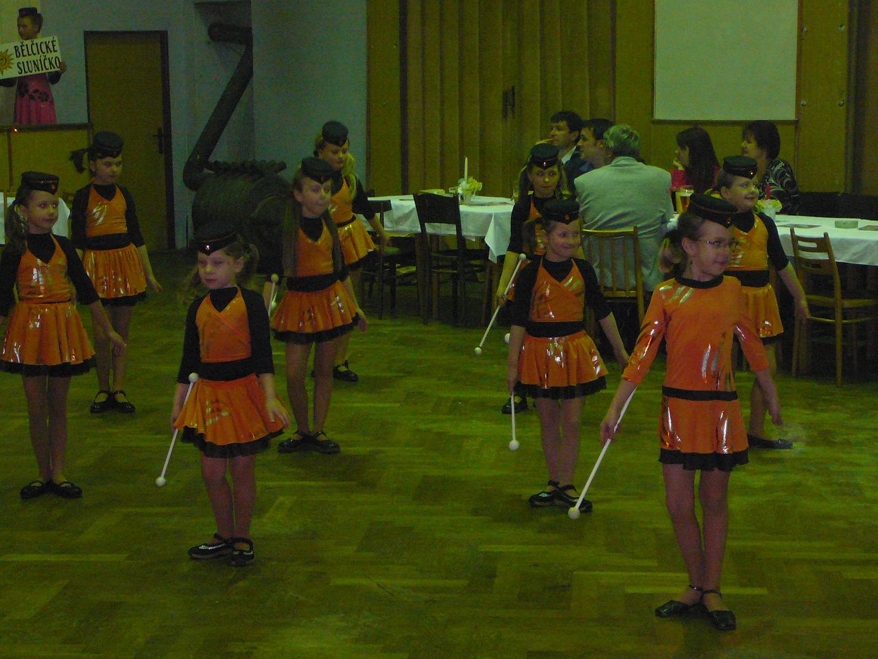 mažoretky sokolský ples Mirotice 002zm.JPG