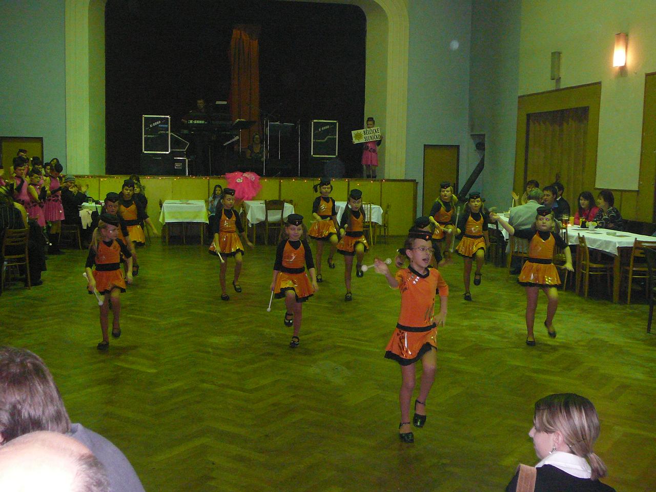 mažoretky sokolský ples Mirotice 008zm.JPG