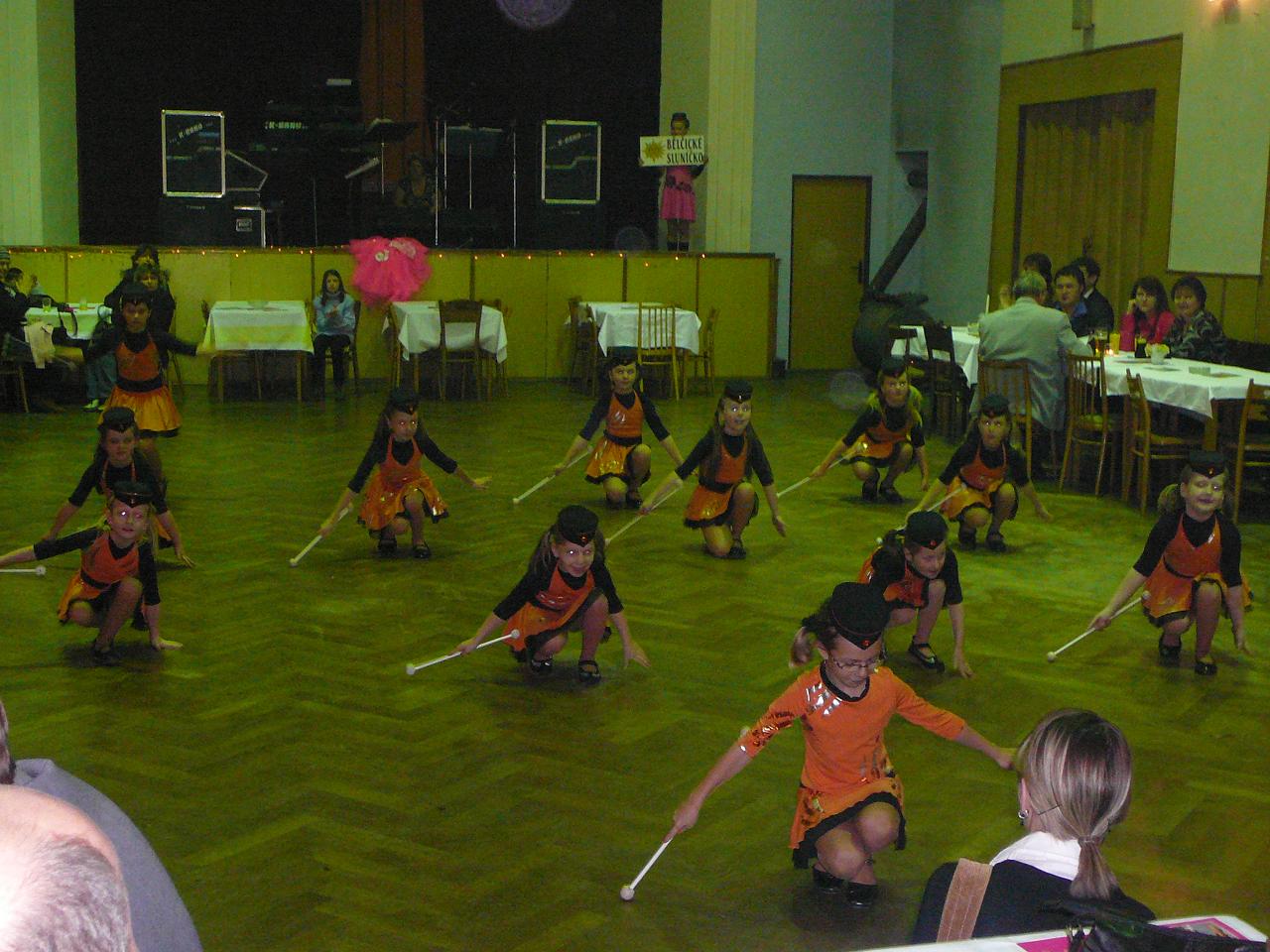 mažoretky sokolský ples Mirotice 013zm.JPG